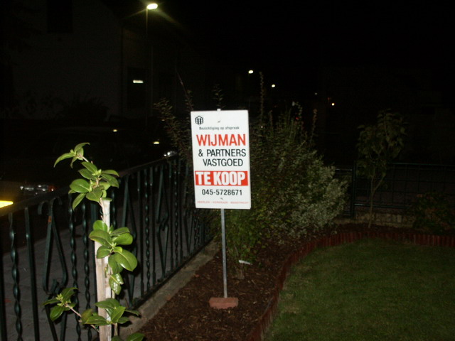 020907_kimbrian08_borrowedsign.jpg