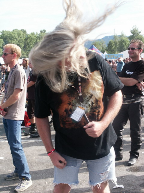 byh04_2606_11_nico_headbanging_during_ufo