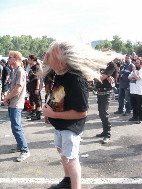 byh04_2606_14_nico_headbanging_during_ufo