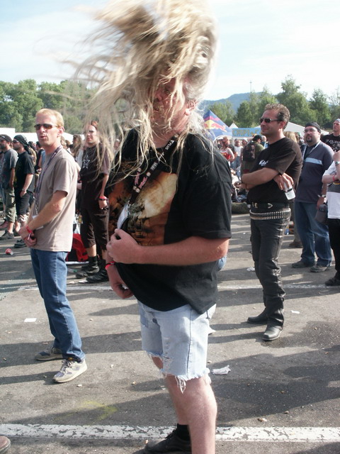 byh04_2606_15_nico_headbanging_during_ufo