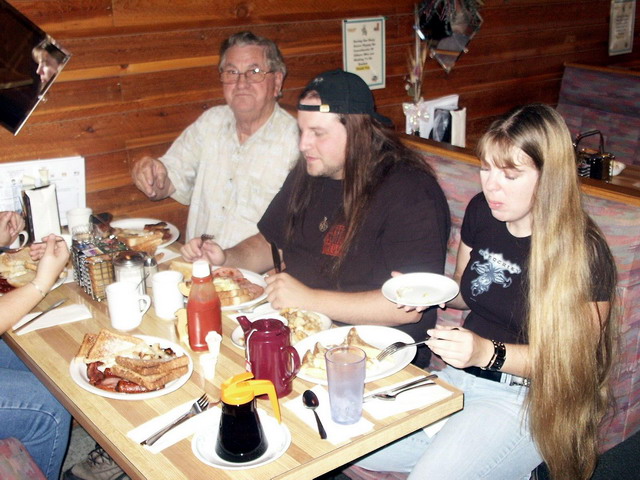can080904_01_breakfast