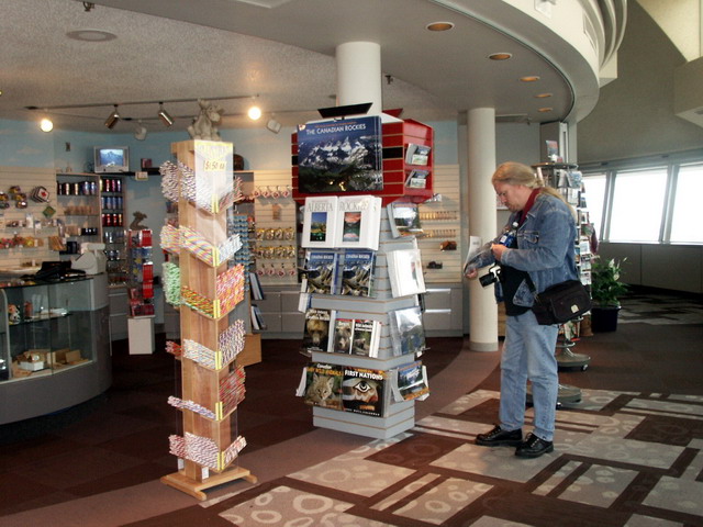 can090904_07_towergiftshop