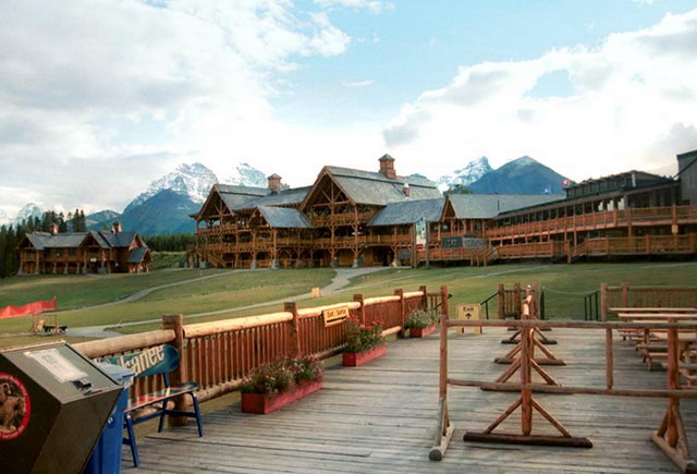 can120904_30n_lakelouisegondola_lodge