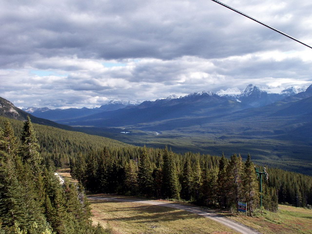 can120904_37_lakelouisegondola_view