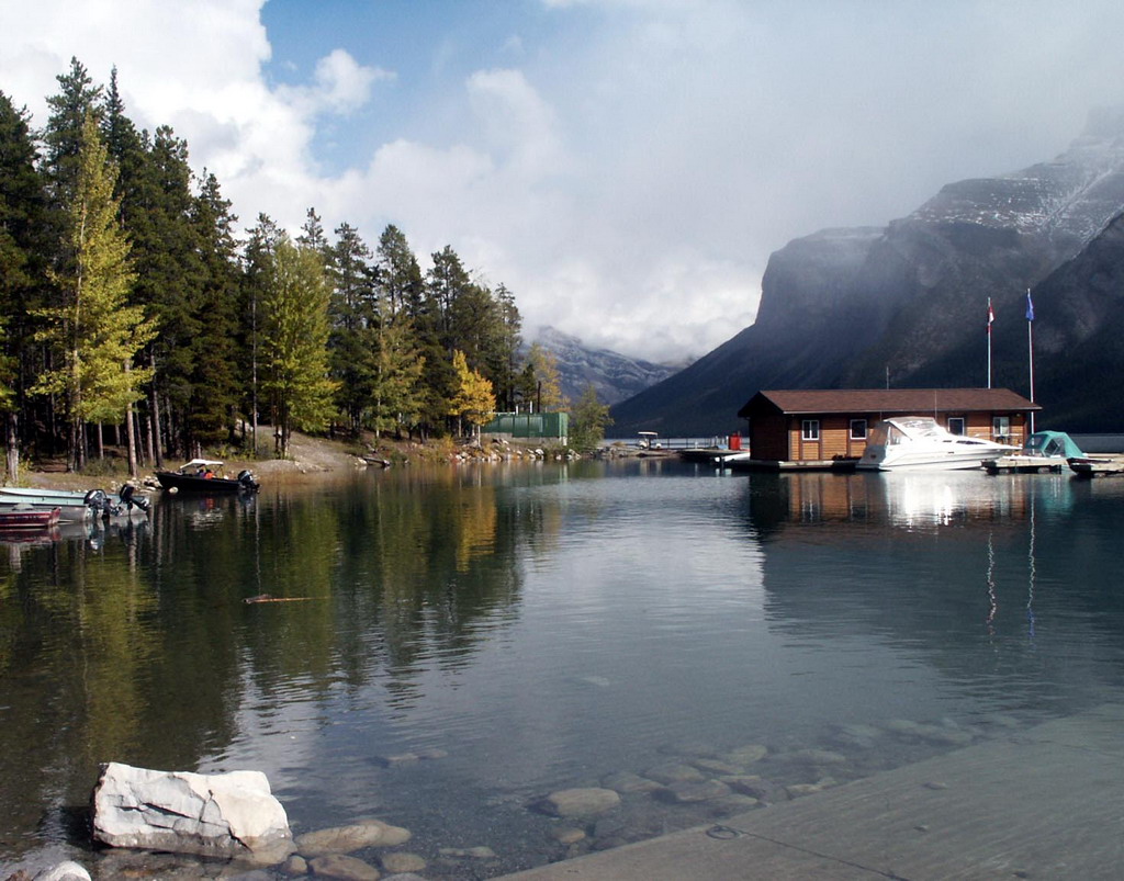 can200904_06_lakeminnewanka