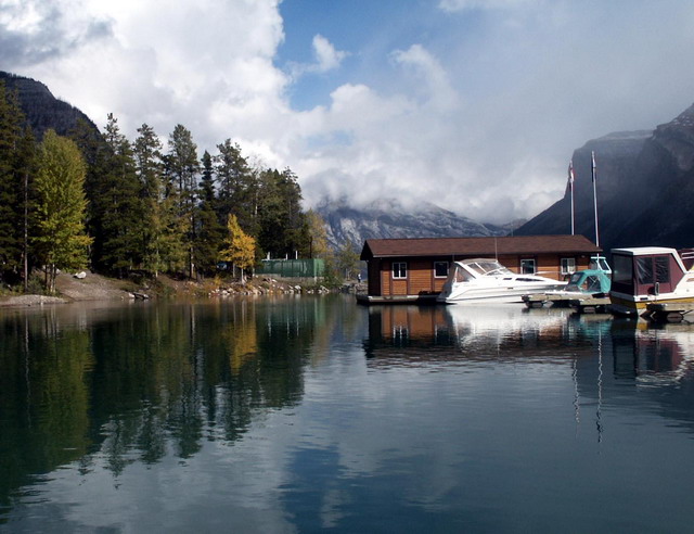 can200904_07_lakeminnewanka
