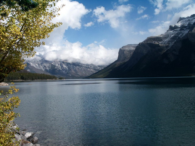 can200904_09_lakeminnewanka