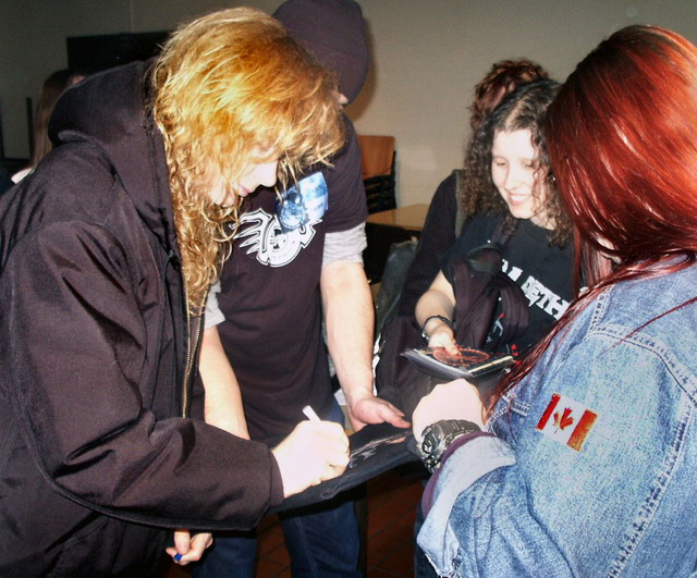 megadeth100205_07_dave_signs_shirt