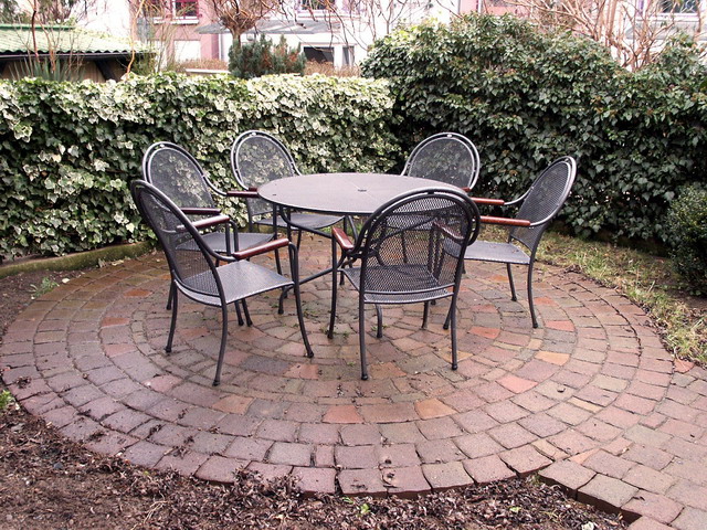 aw120205_05_backyard