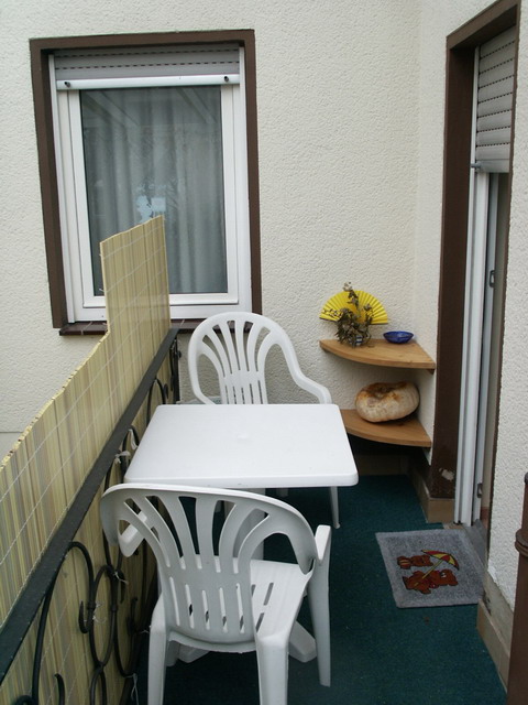 aw120205_06_balcony