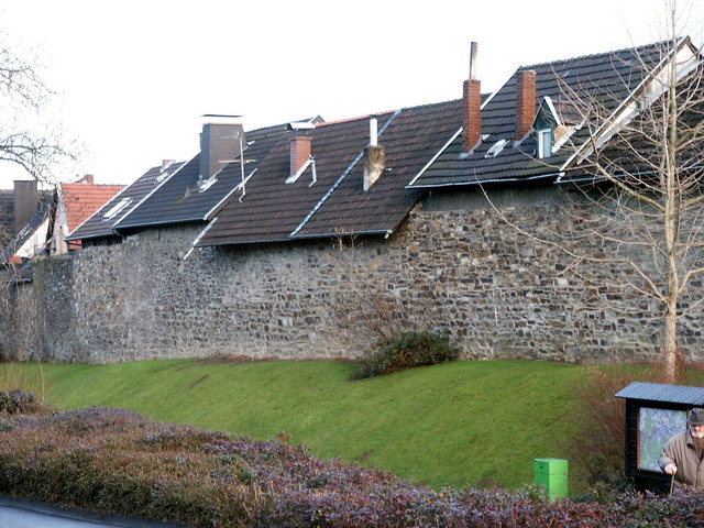 aw130205_26_citywall