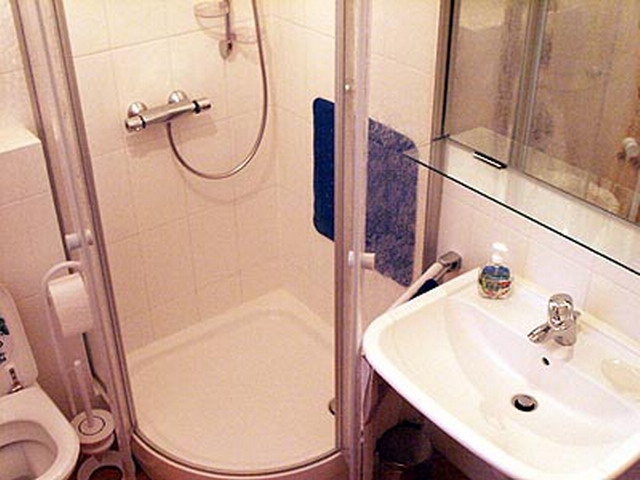 aw150205_01_teddysaloon_bathroom