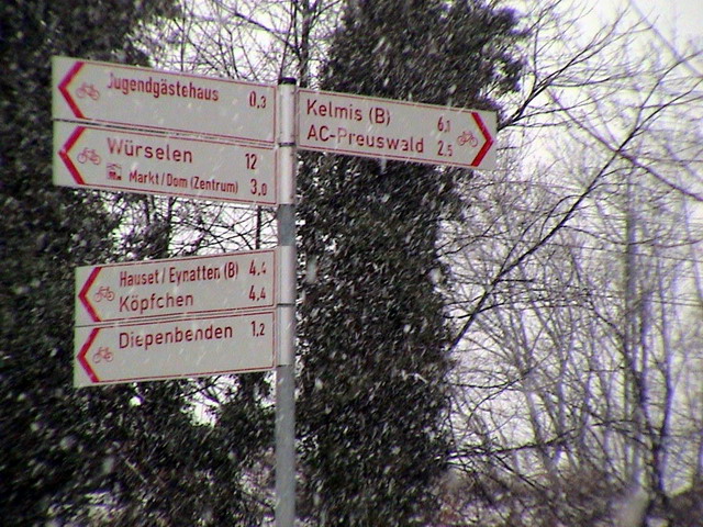 dannysandy120305_18s_vaals_bicycleroadsigns