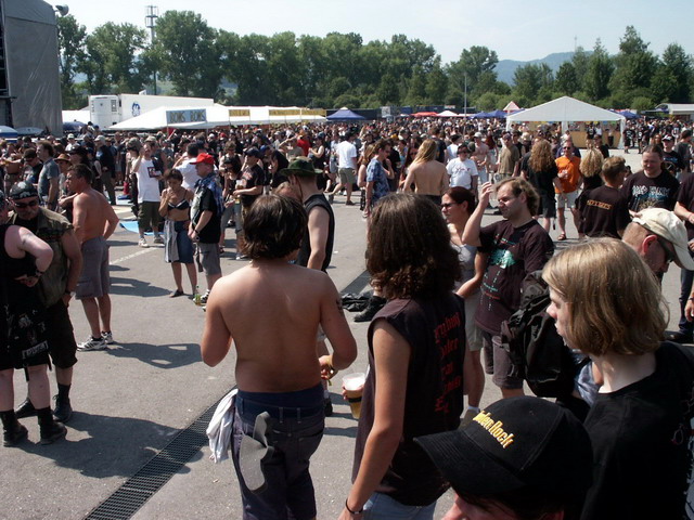 byh05_01_crowd