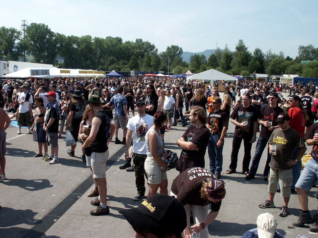 byh05_03_crowd