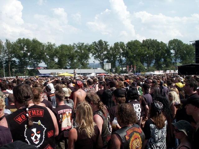 byh05_05_crowd