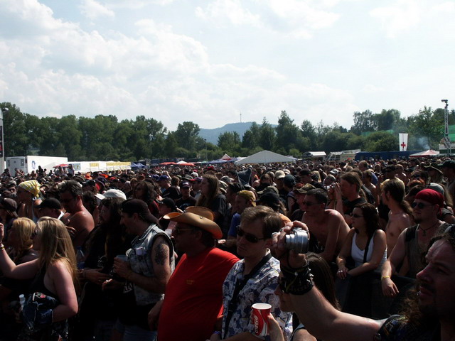 byh05_06_crowd