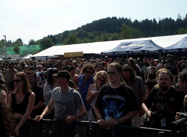 byh05_07_crowd