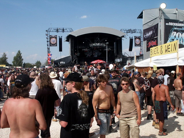 byh05_08_crowd