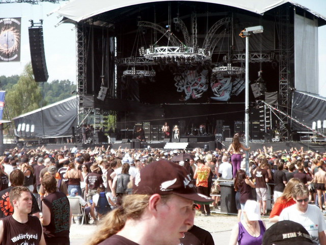 byh05_09_crowd_doro