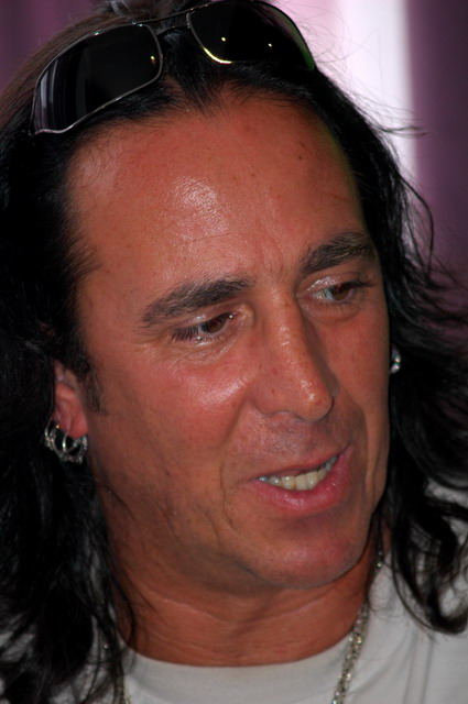 int_helena040705_44_john