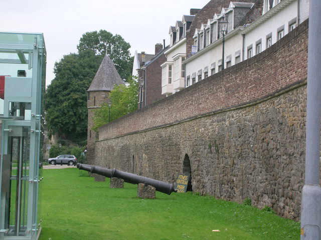 marlin150805_35m_maastricht_cannons_citywall