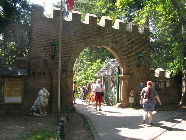 marlin180805_12m_satzvey_castle_entrance