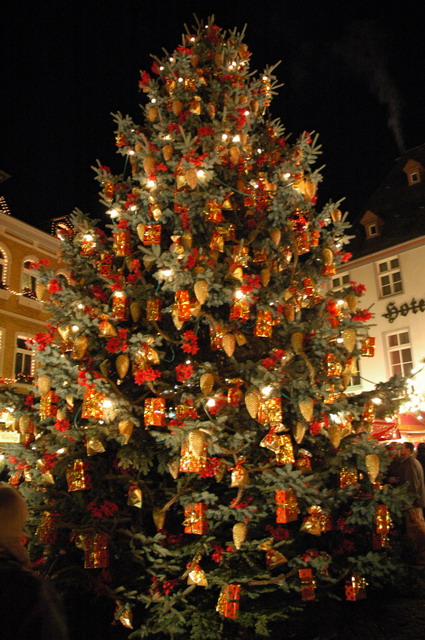 aw101205_xmasfair08