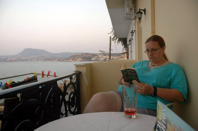crete110905_95_kalives_marlies_balcony_reading