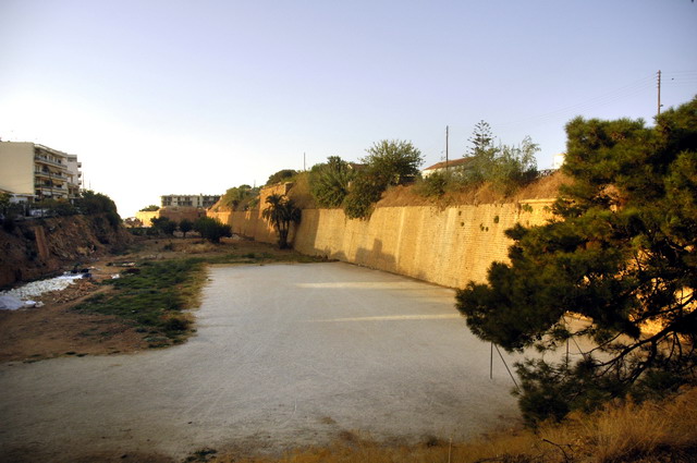crete140905_66_chania_moat
