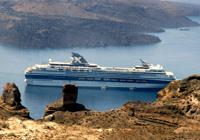 crete200905_032_santorini_between_phyrgos_ia
