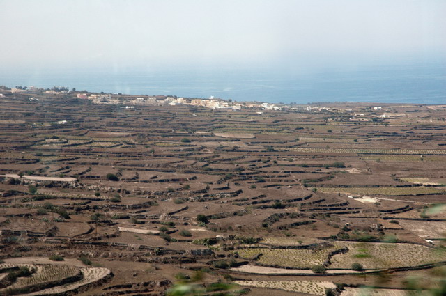 crete200905_040_santorini_between_phyrgos_ia