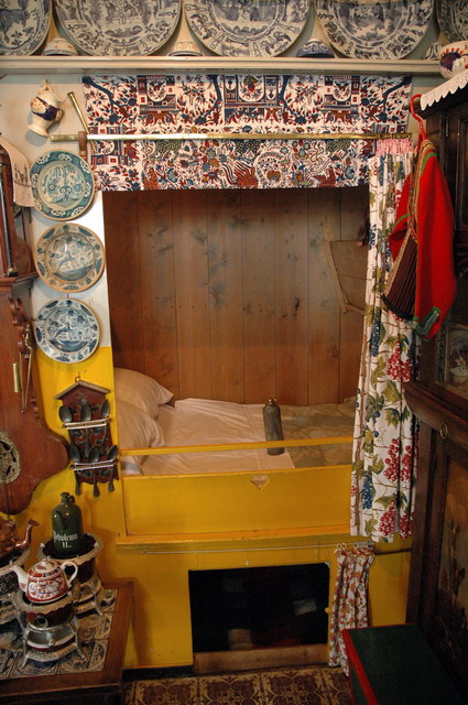 marlin260506_24_marken_inside_old_house