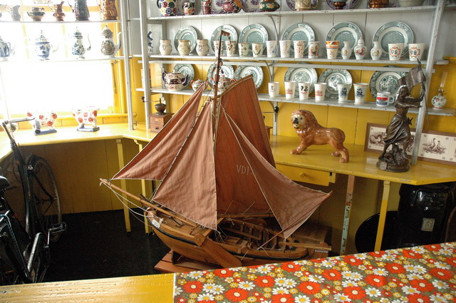 marlin260506_27_marken_inside_old_house