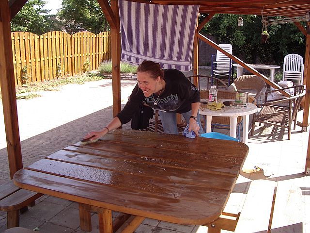 bbq_cpc160606_01_cora_playing_caring_housewife