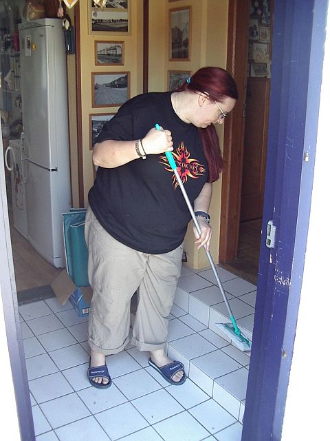 bbq_cpc160606_03_marlies_caring_housewife_after_all