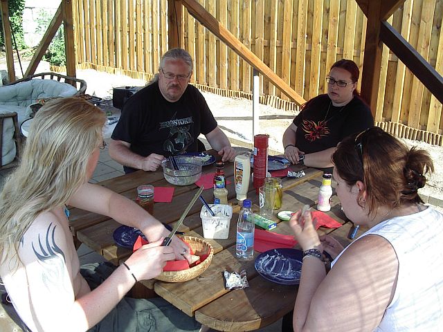 bbq_cpc160606_27_eating