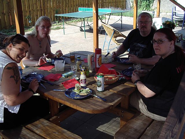 bbq_cpc160606_28_eating