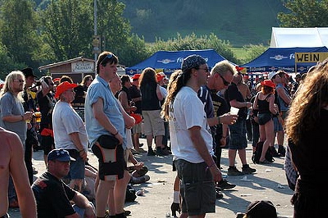 byh240606_27nw_crowd