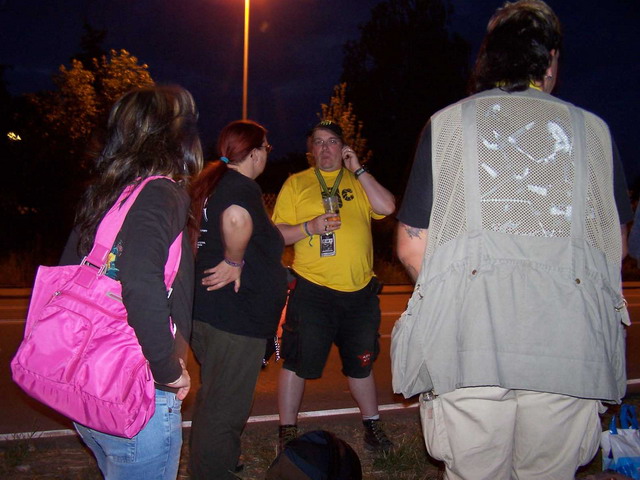 byh240606_34b_waitingfortaxi