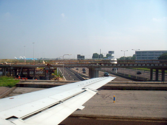 can020607_03_schiphol_runway_over_highway