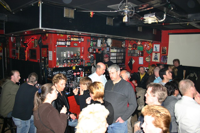 080216_surpriseparty_09t