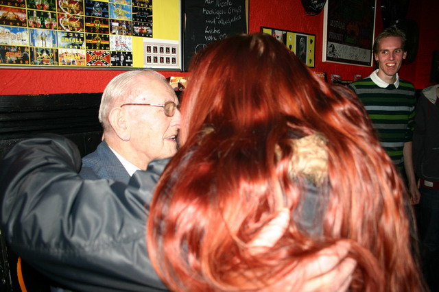 080216_surpriseparty_22t_dad_marlies