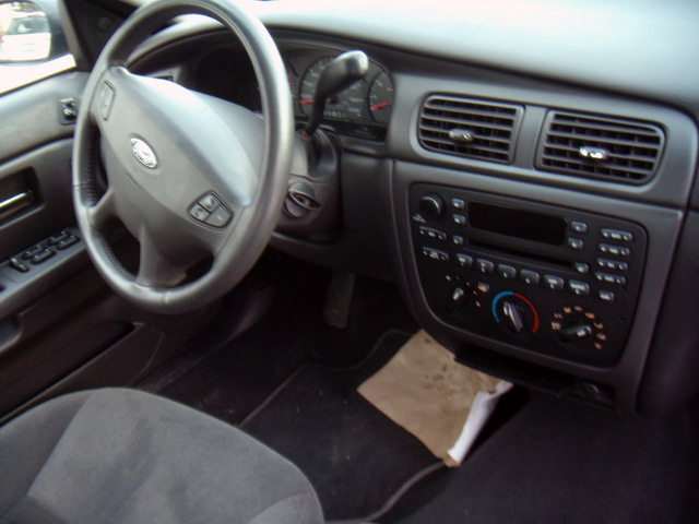 080301_07_fordtaurus03