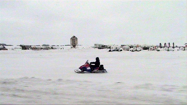 080308_03_snowmobile