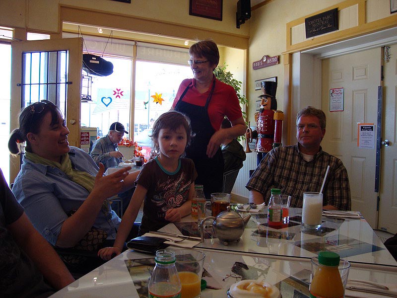 090411_05_lunchcafeparis_anne_amber_toos_leon