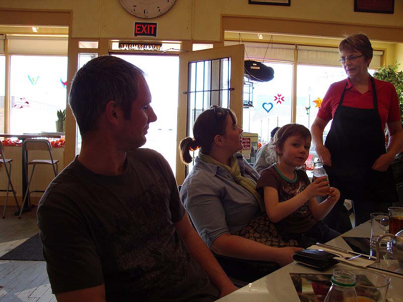 090411_06_lunchcafeparis_tim_anne_amber_toos