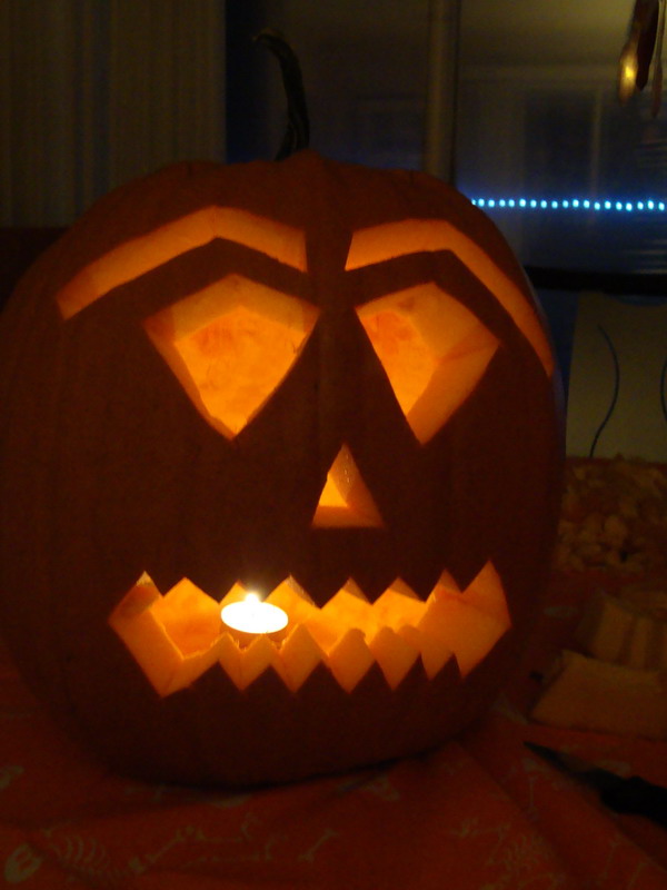 091030_13_carvingpumpkins_with_alison