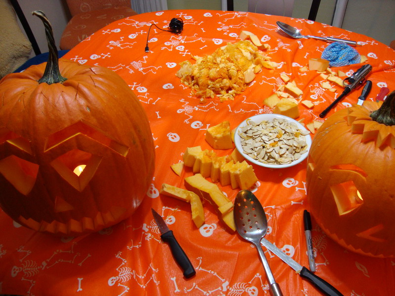 091030_14_carvingpumpkins_with_alison