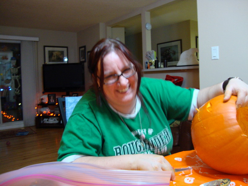 091030_22_carvingpumpkins_with_alison